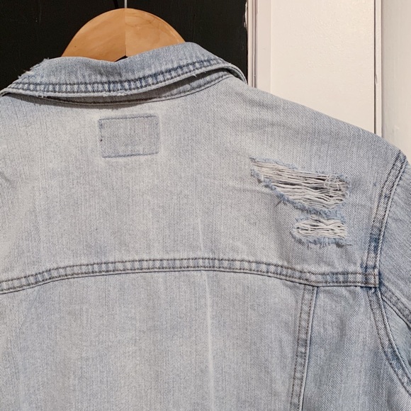 AE Distressed Light Denim Jacket - Picture 8 of 9